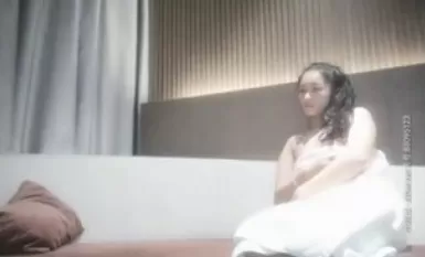 หญิงสาวสวยที่มีรอยยิ้มอันแสนหวานและผมหางม้านั่งอยู่บนตัวเธอแล้วถูตูดขาวใหญ่ของเธอ