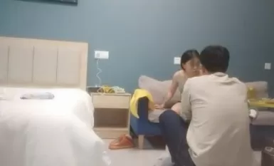 小夏尋花00後超嫩萌妹子，腿上刺青翹起屁股揉穴