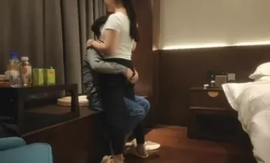 中国人不骗中国人深夜操熟女，扒掉衣服揉捏奶子，张开双腿抽插猛操