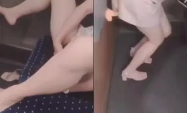 Gadis domestik terdedah mencabar melancap kereta api laju yang melampau