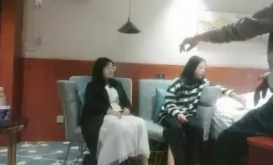 小夏寻花约两外围妹子激情双飞，满背花臂纹身大奶嫩妹，跪地深喉口交
