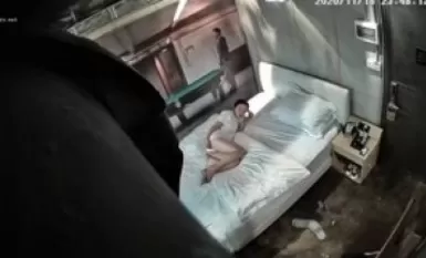 酒店偷拍情侣开房打炮纪实，韵味御姐趴在床上等着男友啪