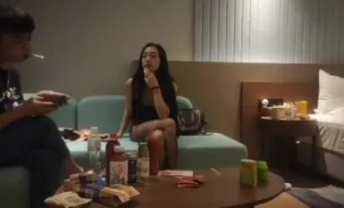 一支百威喝到底美腿外围骚女，连体网袜蹲着深喉，扶着浴室门后入