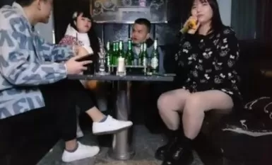 换妻探花很久没播回归4P首秀，还是原来的味道，KTV唱歌喝酒