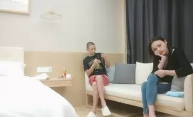 Si Lee Zai Xun Hua, isang batang babae na may malalaking suso at maong sa isang palabas sa gabing-gabi, ay nagsusuot ng medyas na fishnet at idiniin ang kanyang ulo at nag-deepthroat sa camera.