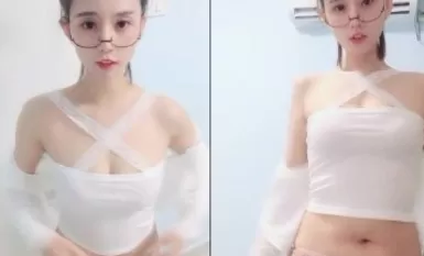 Meow Meow là một người đẹp giống mèo với lúm đồng tiền. Cô ấy đeo kính và buộc tóc một cách hoàn hảo. Cô ấy cởi đồ lót để lộ cặp mông đầy đặn.