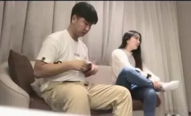猥瑣小夥2800約大二的兼職小姐姐有點嬰兒肥肉的
