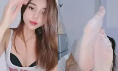 漂亮眼睛有点像混血红唇美女，露臀白网袜电臀诱惑，拨开内裤露多毛小穴