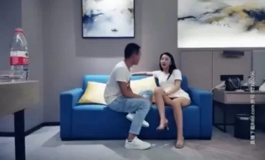 小夥網約高端外圍美女，頂級顏值極品美腿，跪地舔弄奶頭