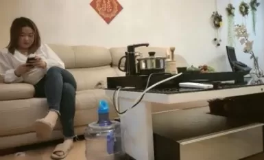 Dao Bu Kuang menerokai seorang gadis gemuk dengan daging gemuk Dia menjilat batangnya dan menahannya dengan kuat.