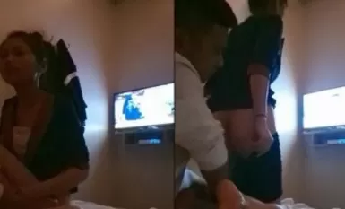 足疗店搞女技师，丸子头小姐姐，摸摸搞搞要拔裤子，足交打飞机