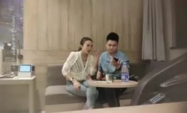 Ang matamis na binibini na may mahusay na pigura ay uminom ng labis sa kung saan at umiyak sa kanyang kapatid tungkol sa kanyang kasaysayan ng dugo at luha na piniga ng kanyang pamilya.