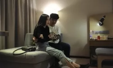 加钱哥深夜年轻嫩妹，喜欢暗一点的氛围，开档吊带丝袜，扶着细腰后入猛顶