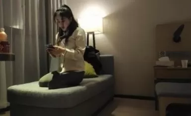 Anh Jia Qian, Anh Jia Qian, một cô gái trẻ biết chơi ngựa, mặc tất đen gợi cảm, xé toạc háng và dùng lưỡi hôn để tán tỉnh.