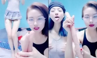 妈妈调教女儿全程露脸情趣诱惑，妈妈很骚女儿很美，双头道具插入无毛骚逼浪荡呻吟