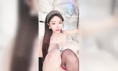 Squirting girl [Ruoxi (Bai Xi)] Devil figure ~ beautiful white tiger ~ black silk see-through footjob ~ burst into squirting ~ various stockings (30)