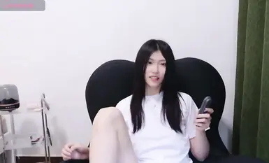 Stripchat 新女神降临Rainybaby首次门票大秀全裸自慰绝美(13)