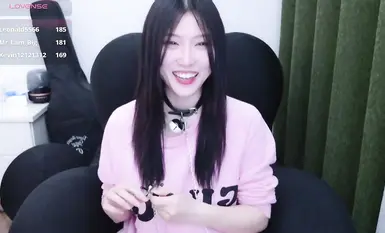 Stripchat 新女神降临Rainybaby首次门票大秀全裸自慰绝美(26)
