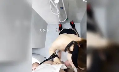九頭身性感御姐『luck淫妻美杜莎』新檔 泡吧隨機抓倆個單男洗手間啪啪 前後夾擊 肏腫小穴顏射小嘴 上 (1)
