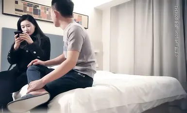 颜值不错黑衣妹子啪啪，先聊天，穿上黑丝掰穴摸逼侧入抽插抱起来猛操