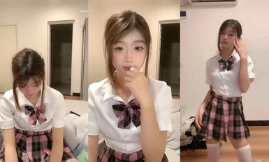 【佳佳不吃大】极品女！青春期叛逆美女大尺度裸舞秀，白丝穿起，性感到流鼻血。