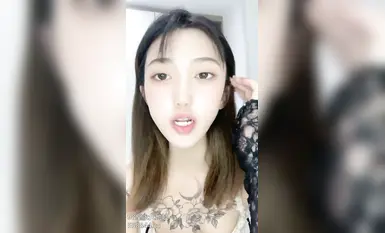 절묘한 장미 문신 상단 젊은 소녀 신인 젊은 아가씨, 매우 아름답고, 하얗고 아름다운 가슴 완벽한 복숭아 엉덩이, 욕실에서 목욕하는 젖은 몸 유혹, 매우 클로즈업, 구멍을 열고 다리를 들어 올리는 유혹