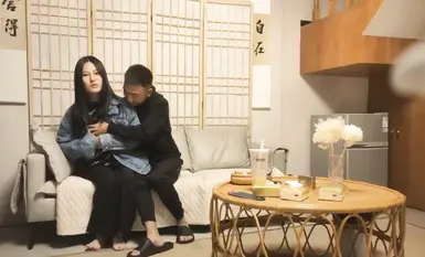 花臂纹身骚货，开如挺文静，脱衣后不是同一人了，更要在沙发上操手指扣穴调情正入一顿输出