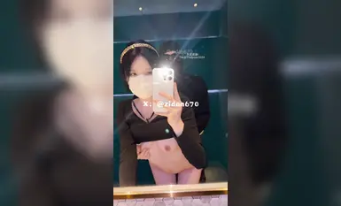 [紫蛋_zidan670] 4_15 "섹스 KTV" 대중시장 KTV가 섹스 전장으로 변했습니다. 내 동생은 무자비하게 내 뒤에서 침투했다. 너무 기뻐서 웨이터가 갑자기 들어올까봐 정말 두려웠어요.