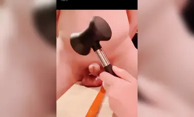 安女王使用肉槌有尖刺的那一面打蛋蛋会比较痛2分钟