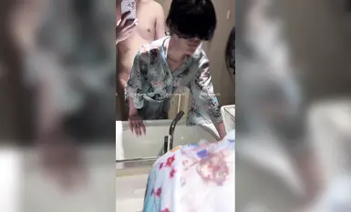 트위터 신작 4년차 녹색모자 미각 창녀 아내 네트 노랑색 "아렌" "사교계 명사 아래의 밤 2" 기모노 사교계 명사가 기모노를 입고 무릎을 꿇고 구강 성교를 했고 거울에 들어간 후 핥을 가짜 수탉이 없어서 주인의 손가락을 핥아야 했습니다.
