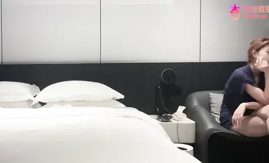 约炮可爱型妹妹，美乳又挺又翘，女上位的时候还让我不要动，她要自己来