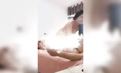 老板娘拉拢客户亲自上阵