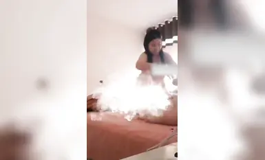 老板娘拉拢客户亲自上阵
