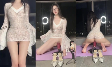 【小梅美代樹】バルコニーでレースの超透明の透けスカートを露わにしてオナニー、様々な爆撃、狂った挿入と潮吹き、そして最後に濡れた尿が床一面に広がりハイヒール全体が