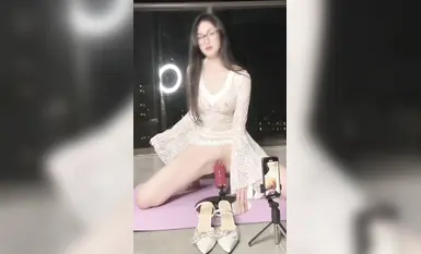 【小梅美代樹】バルコニーでレースの超透明の透けスカートを露わにしてオナニー、様々な爆撃、狂った挿入と潮吹き、そして最後に濡れた尿が床一面に広がりハイヒール全体が