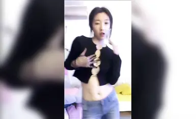Isang asong babae na isang ina sa kanyang senior year sa kolehiyo. Hindi niya matiis ang kalungkutan noong bata pa siya. Siya ay sumasayaw ng hubad nang pribado, na maaaring mapawi ang kanyang pagnanais na mapanood at masiyahan ang nakatatandang kapatid n