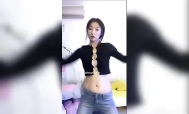 Isang asong babae na isang ina sa kanyang senior year sa kolehiyo. Hindi niya matiis ang kalungkutan noong bata pa siya. Siya ay sumasayaw ng hubad nang pribado, na maaaring mapawi ang kanyang pagnanais na mapanood at masiyahan ang nakatatandang kapatid n