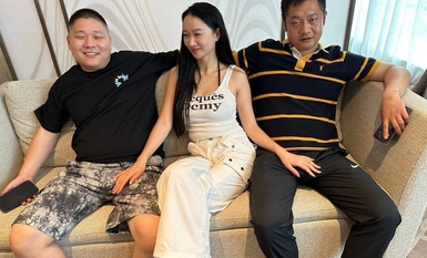 极品空姐满身大汉，被各种调教玩弄，粉润蝴蝶穴掰开特写，道具速插下体，淫叫不断(1)