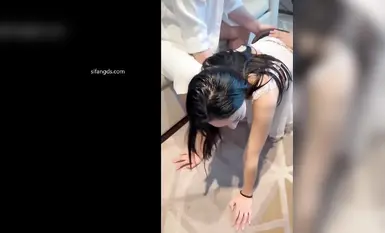 极品空姐满身大汉，被各种调教玩弄，粉润蝴蝶穴掰开特写，道具速插下体，淫叫不断(1)