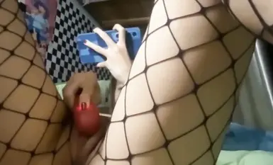 Gadis berbadan terbaik dan cantik payudara menggosok payudaranya dan melancap di asrama, menampakkan tubuhnya. Jalang ini benar-benar yang terbaik di dunia (1)