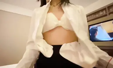 土豪无套玩弄极品反差母狗空姐，，黑丝制服，深喉玩弄(2)
