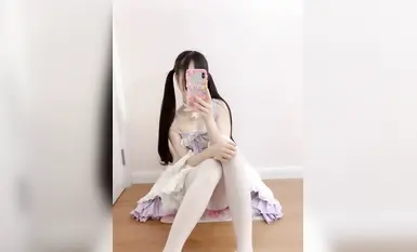 雙馬尾白嫩大一小母狗，洛麗塔白絲美腿，大尺度自插粉穴超誘惑 (1)