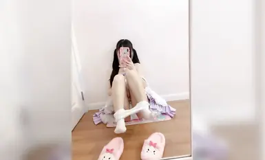 雙馬尾白嫩大一小母狗，洛麗塔白絲美腿，大尺度自插粉穴超誘惑 (1)