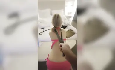 超嫩的黄毛女大学生，在酒店被黄毛在沙发上无套抽插，妹子的极品粉嫩嫩穴简直极品，这户型真的稀有极品