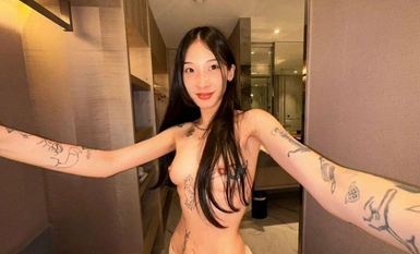 Một nữ sinh đại học có hình xăm xinh đẹp đã bị nhà tài trợ của mình trêu đùa và huấn luyện, biến thành một con đĩ và chụp ảnh tự sướng để cầu xin quan hệ tình dục