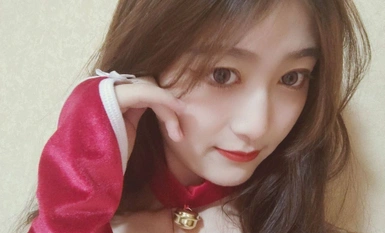 Một cô gái năm nhất từ một trường đại học nào đó đã lừa dối bạn trai xa cách của mình trong nhiều năm. Cô ấy được đào tạo riêng và quan hệ tình dục với một người đàn ông giàu có thế hệ thứ hai. Sau đó, cô ấy bị người đàn ông giàu có đá và chia tay