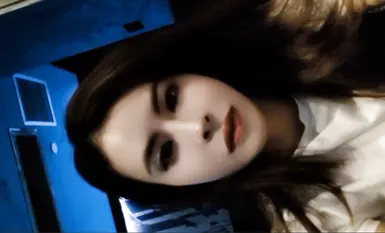 Isang kabataang babae malapit sa Jinjiang Wanda, lihim na kumukuha ng mga customer upang kumita ng pera sa likod ng kanyang asawa, at gustong i-record ang mga video ng mga customer na nanliligaw sa kanya, at hindi siya natatakot na makita ito ng kanyang a