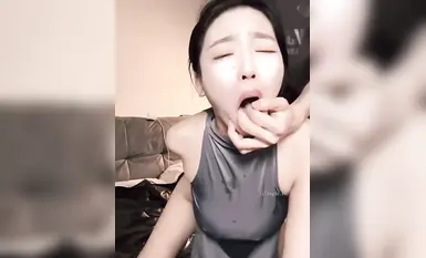 校园极品女神被男友当作母狗一般蹂躏，这女的也是够贱，越不把她当人她越容易高潮(1)