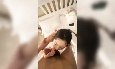 高冷的气质女大学生，和男友外出旅游，在出租屋里被各种玩弄爆操，妹子超级喜欢口技吃鸡，喜欢被中出的感觉