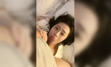 00后粉嫩女大学生化身吃鸡小母狗，被男友按在床上无套爆操怼脸拍摄，粉嫩的嫩穴还被无套内射